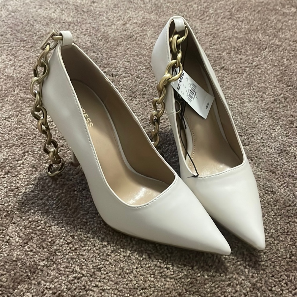 Chain strap pointed heels
